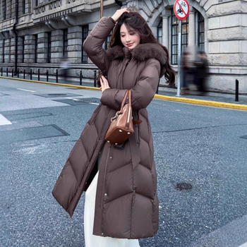 Dámska stredne dlhá páperová bunda, kapucňa, odnímateľný lím z líščieho kožušiny, zúžený pás, výplň 301–350 g