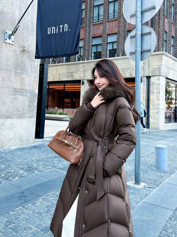 Dámska stredne dlhá páperová bunda, kapucňa, odnímateľný lím z líščieho kožušiny, zúžený pás, výplň 301–350 g