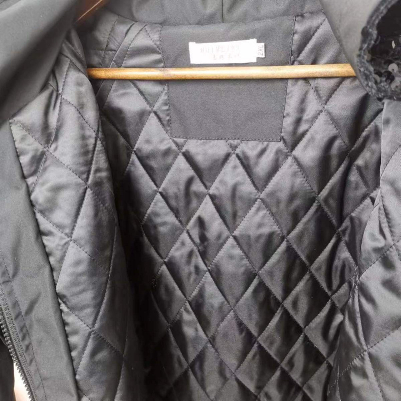 Csillogó kapucnis dzseki flitterekkel, deréktájon hangsúlyozva, laza szabás, poliészter, őszi-téli 2023, városi stílus