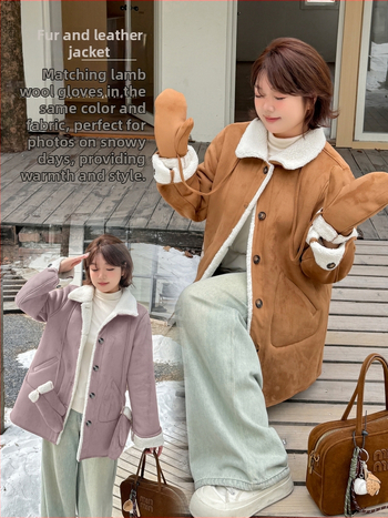 Sieviešu velūra jaka ar integrētu kažoku, ziemas 2025, garš siluets, apkakle, vienrindas pogu aizvēršana