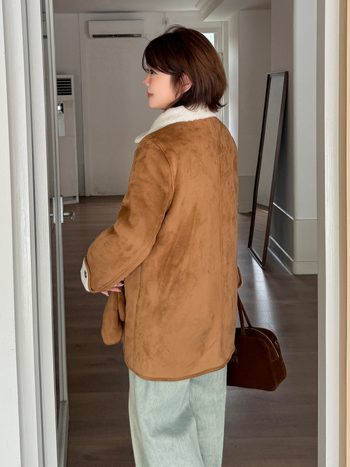 Sieviešu velūra jaka ar integrētu kažoku, ziemas 2025, garš siluets, apkakle, vienrindas pogu aizvēršana