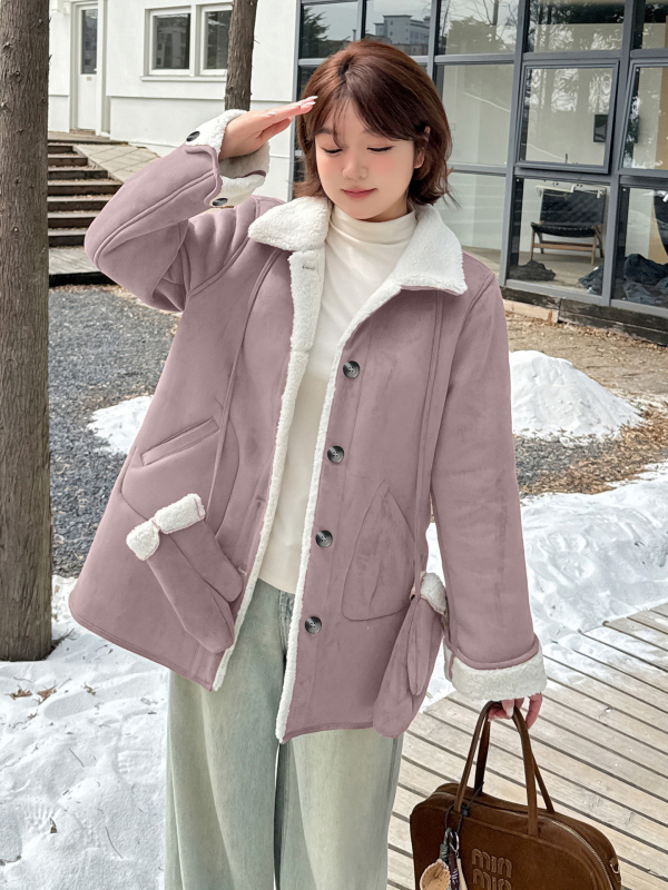 Sieviešu velūra jaka ar integrētu kažoku, ziemas 2025, garš siluets, apkakle, vienrindas pogu aizvēršana