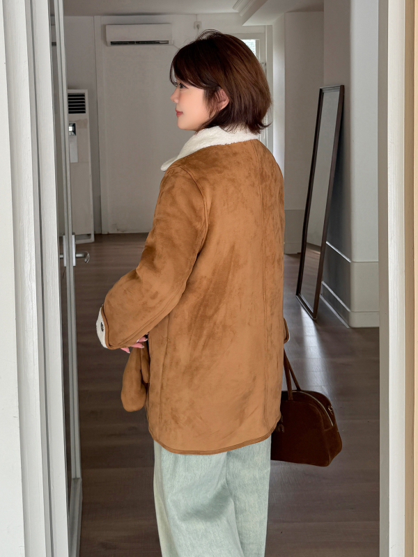 Sieviešu velūra jaka ar integrētu kažoku, ziemas 2025, garš siluets, apkakle, vienrindas pogu aizvēršana