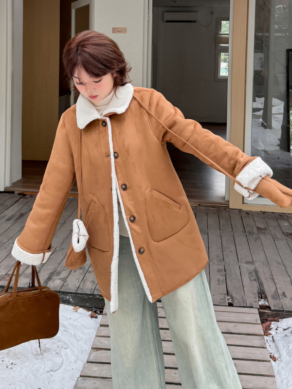 Sieviešu velūra jaka ar integrētu kažoku, ziemas 2025, garš siluets, apkakle, vienrindas pogu aizvēršana