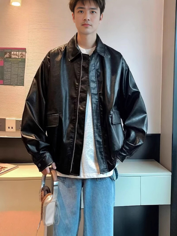 Odinė striukė, laisvas kirpimas, apykaklė su atvartais, užtrauktukas, PU oda