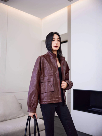 Moteriška dirbtinės odos striukė su stovimu kaklu, laisvas kirpimas, ilgomis rankovėmis, poliesterio pluoštas 70–80%, Pavasaris 2025