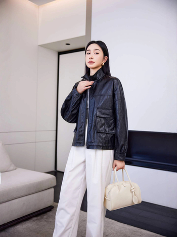 Moteriška dirbtinės odos striukė su stovimu kaklu, laisvas kirpimas, ilgomis rankovėmis, poliesterio pluoštas 70–80%, Pavasaris 2025