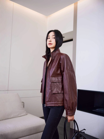 Moteriška dirbtinės odos striukė su stovimu kaklu, laisvas kirpimas, ilgomis rankovėmis, poliesterio pluoštas 70–80%, Pavasaris 2025