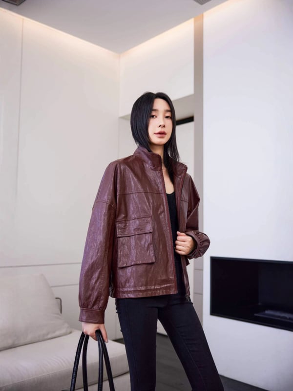 Moteriška dirbtinės odos striukė su stovimu kaklu, laisvas kirpimas, ilgomis rankovėmis, poliesterio pluoštas 70–80%, Pavasaris 2025