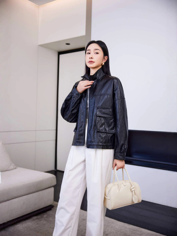 Moteriška dirbtinės odos striukė su stovimu kaklu, laisvas kirpimas, ilgomis rankovėmis, poliesterio pluoštas 70–80%, Pavasaris 2025