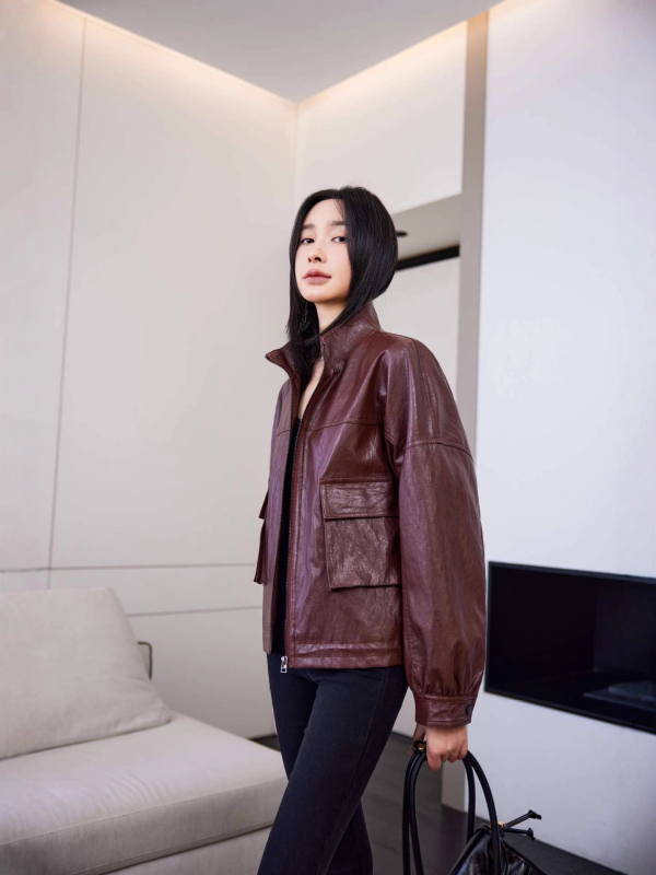 Moteriška dirbtinės odos striukė su stovimu kaklu, laisvas kirpimas, ilgomis rankovėmis, poliesterio pluoštas 70–80%, Pavasaris 2025