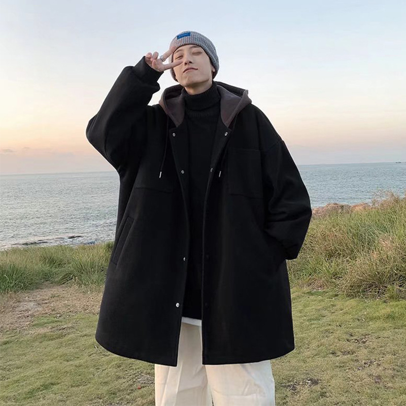 Pánsky vlnený kabát s kapucňou, stredná dĺžka, jednoradové zapínanie, voľný strih