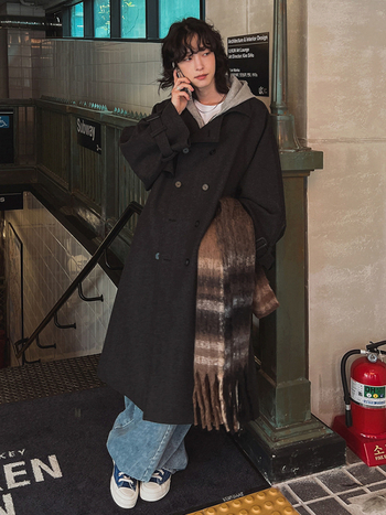 Pánsky kabát, voľný strih, dvojradové zapínanie s golierom, vlnená zmes, jednofarebný vzor, zimná 2025