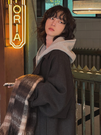 Pánsky kabát, voľný strih, dvojradové zapínanie s golierom, vlnená zmes, jednofarebný vzor, zimná 2025