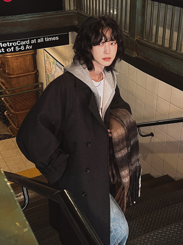 Pánsky kabát, voľný strih, dvojradové zapínanie s golierom, vlnená zmes, jednofarebný vzor, zimná 2025