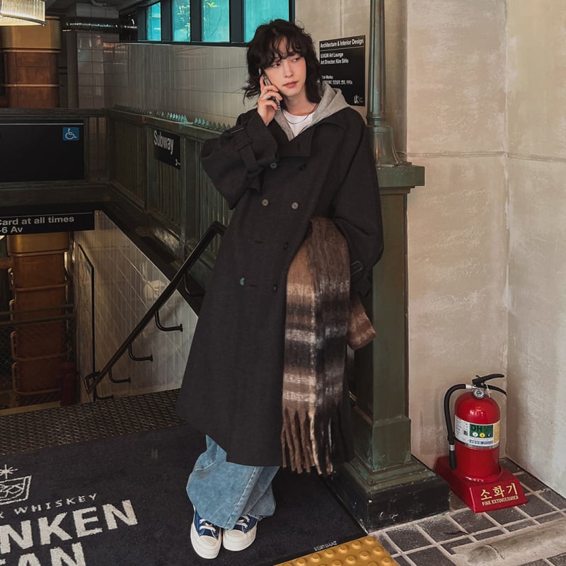 Pánsky kabát, voľný strih, dvojradové zapínanie s golierom, vlnená zmes, jednofarebný vzor, zimná 2025