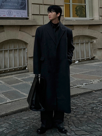 Pánsky zimný kabát strednej dĺžky, voľný strih, dvojradové zapínanie, sako golier, vrecká