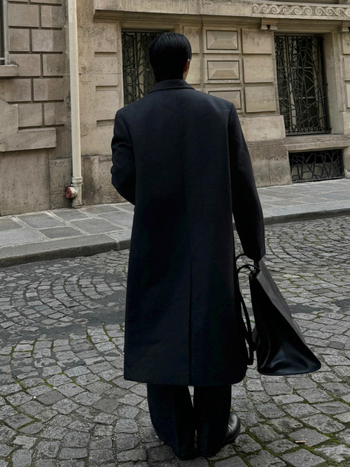 Pánsky zimný kabát strednej dĺžky, voľný strih, dvojradové zapínanie, sako golier, vrecká