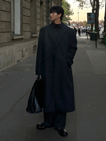 Pánsky zimný kabát strednej dĺžky, voľný strih, dvojradové zapínanie, sako golier, vrecká