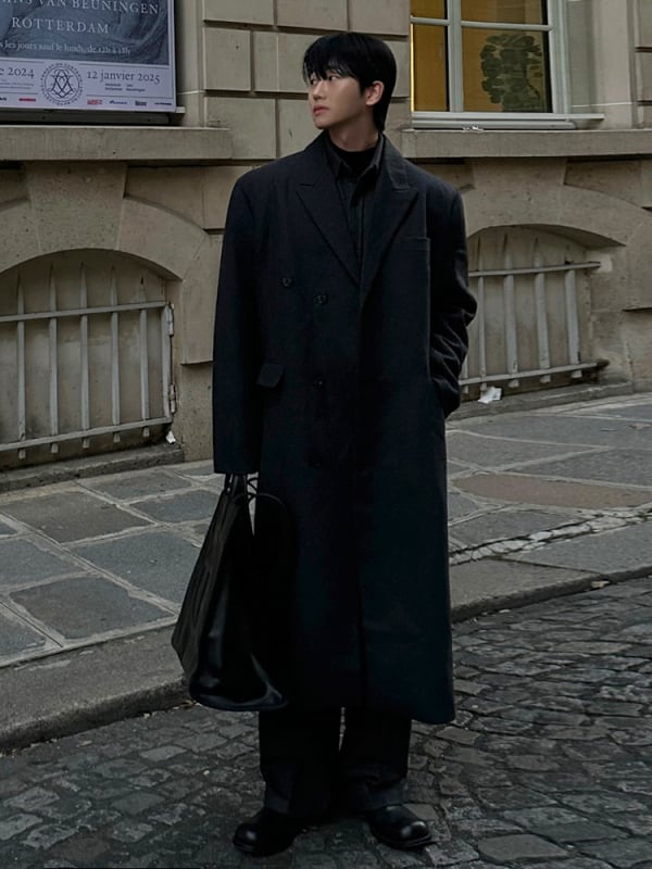 Pánsky zimný kabát strednej dĺžky, voľný strih, dvojradové zapínanie, sako golier, vrecká