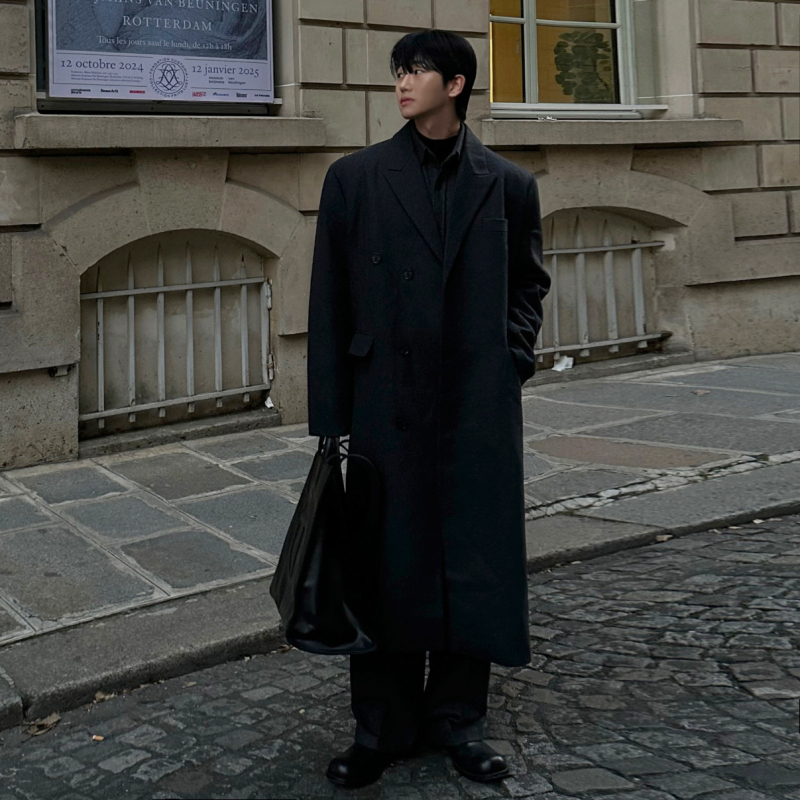 Pánsky zimný kabát strednej dĺžky, voľný strih, dvojradové zapínanie, sako golier, vrecká