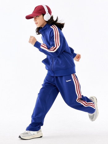 Set sport pentru copii, două piese, unisex, jachetă cu fermoar și pantaloni, mâneci lungi, material poliester cu finisaj moale, model cu dungi și litere.