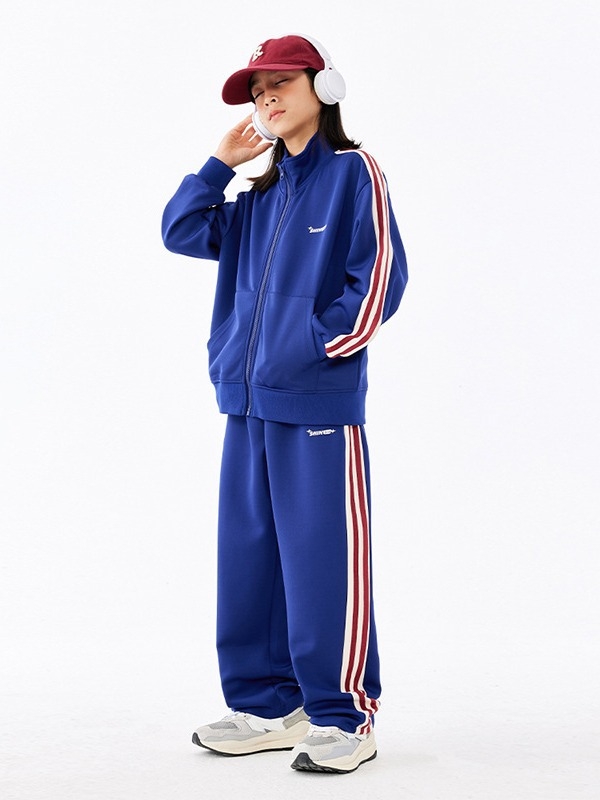 Set sport pentru copii, două piese, unisex, jachetă cu fermoar și pantaloni, mâneci lungi, material poliester cu finisaj moale, model cu dungi și litere.