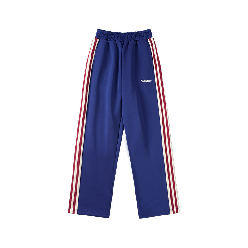 Set sport pentru copii, două piese, unisex, jachetă cu fermoar și pantaloni, mâneci lungi, material poliester cu finisaj moale, model cu dungi și litere.