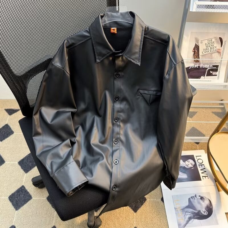 PU odinė striukė, korėjietiškas stilius, apykaklė su reversu, vienos eilės užsegimas, laisvas kirpimas