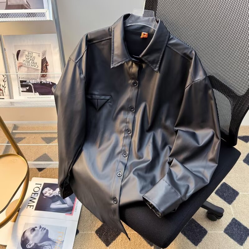 PU odinė striukė, korėjietiškas stilius, apykaklė su reversu, vienos eilės užsegimas, laisvas kirpimas