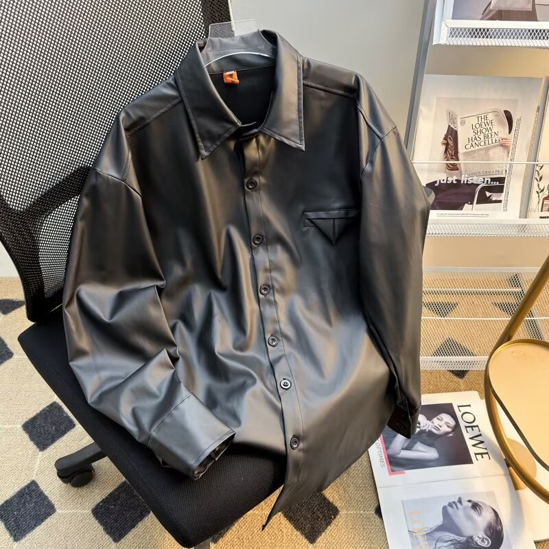 PU odinė striukė, korėjietiškas stilius, apykaklė su reversu, vienos eilės užsegimas, laisvas kirpimas