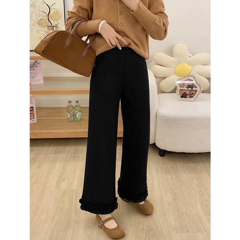 Moterų džinsinės kelnės su aukštu juosmeniu, 9/10 ilgio, bootcut siluetas, nėrinių apdaila, žiema 2025