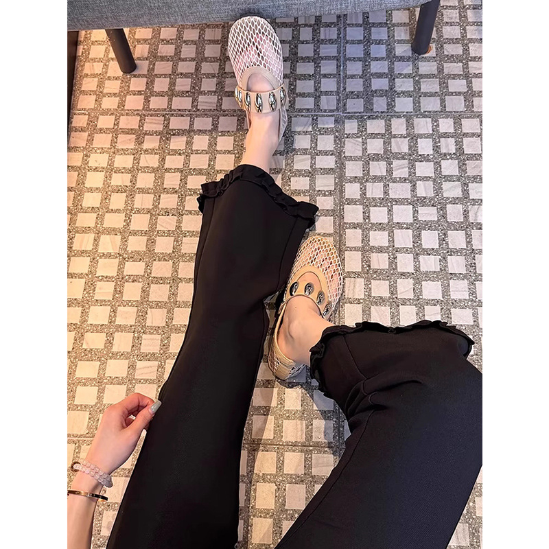 Moterų džinsinės kelnės su aukštu juosmeniu, 9/10 ilgio, bootcut siluetas, nėrinių apdaila, žiema 2025