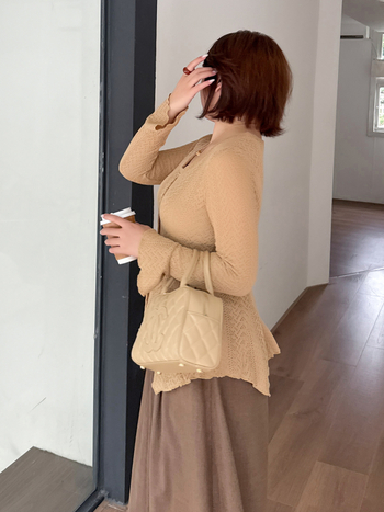 Női felső kerek nyakkal és széles ujjal, jacquard tömör anyag, poliészter-elasztán, Téli 2025