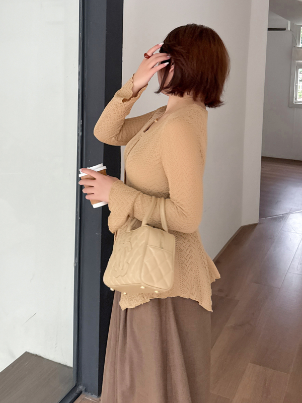 Női felső kerek nyakkal és széles ujjal, jacquard tömör anyag, poliészter-elasztán, Téli 2025