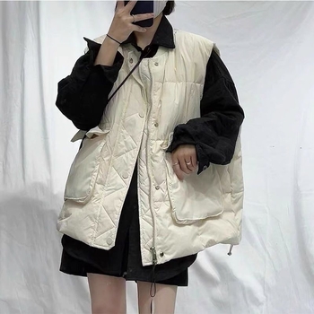 Ženska pamučna vest s geometrijskim uzorkom, polo ovratnik, punjenje od pamuka; panelna konstrukcija; prednje zatvaranje gumbima i zatvaračem