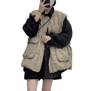 Ženska pamučna vest s geometrijskim uzorkom, polo ovratnik, punjenje od pamuka; panelna konstrukcija; prednje zatvaranje gumbima i zatvaračem