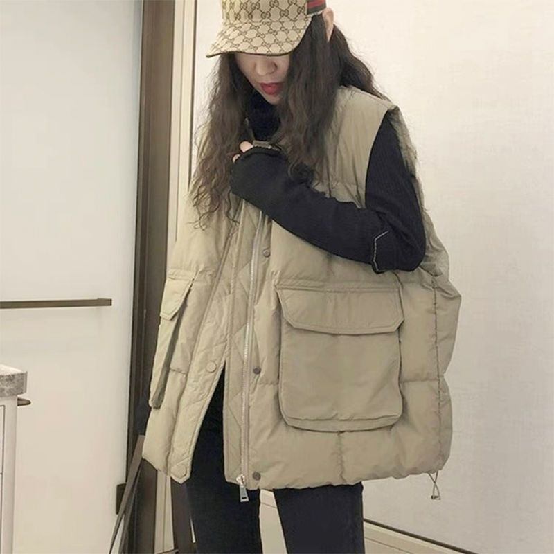 Vesta z bavlny s geometrickým vzorom, golier polo, výplň bavlna; panelová konštrukcia; predné zapínanie gombíkmi a zips