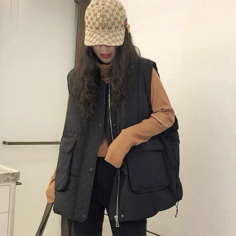 Vesta z bavlny s geometrickým vzorom, golier polo, výplň bavlna; panelová konštrukcia; predné zapínanie gombíkmi a zips