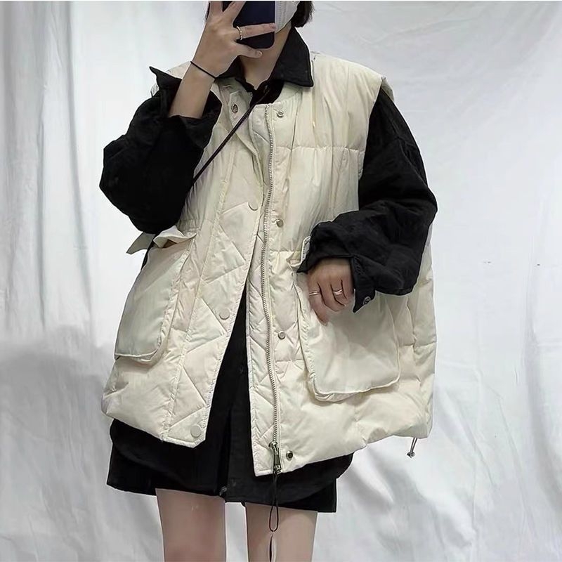 Vesta z bavlny s geometrickým vzorom, golier polo, výplň bavlna; panelová konštrukcia; predné zapínanie gombíkmi a zips