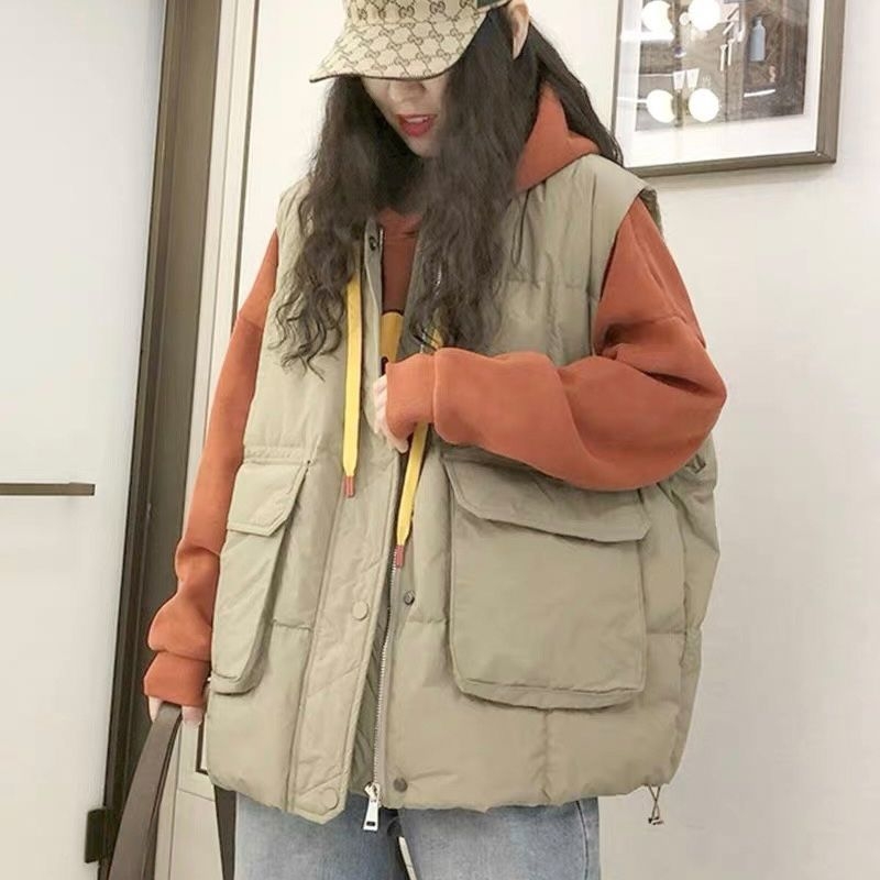 Vesta z bavlny s geometrickým vzorom, golier polo, výplň bavlna; panelová konštrukcia; predné zapínanie gombíkmi a zips