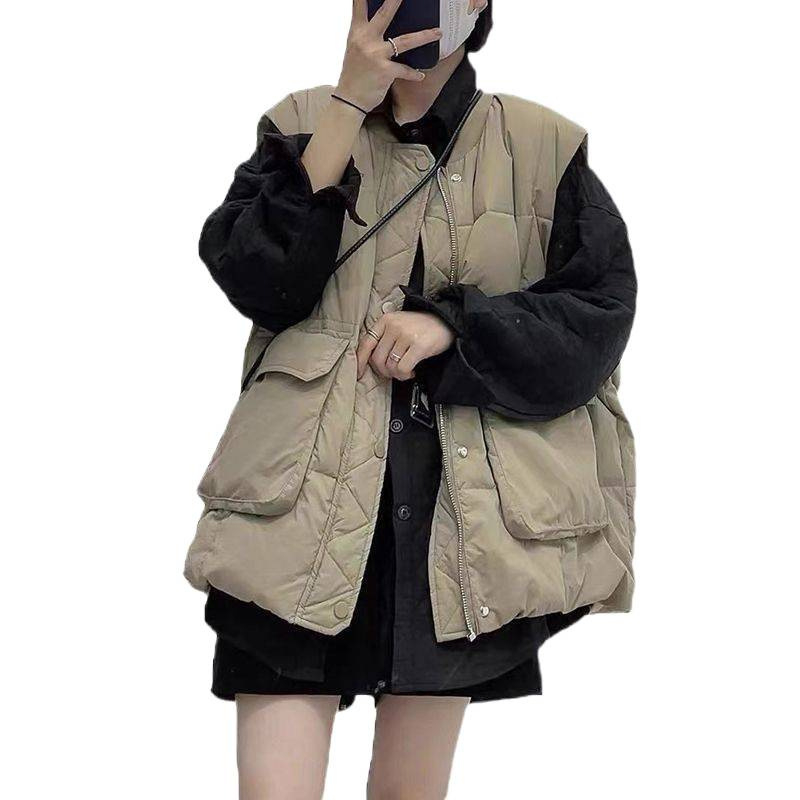 Vesta z bavlny s geometrickým vzorom, golier polo, výplň bavlna; panelová konštrukcia; predné zapínanie gombíkmi a zips