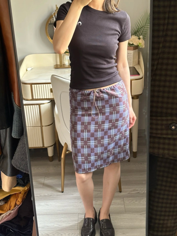 100% medvilninis languotas tiesus sijonas suaugusioms moterims; vidutinio ilgio 50–65 cm; japonų-korejiečių laisvalaikio stilius.