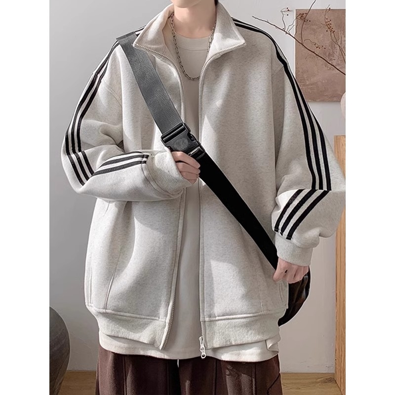 Vīriešu jaka ar trim svītrām, stāvošā apkakle, rāvējslēdzējs priekšā, brīvs griezums, poliesteris