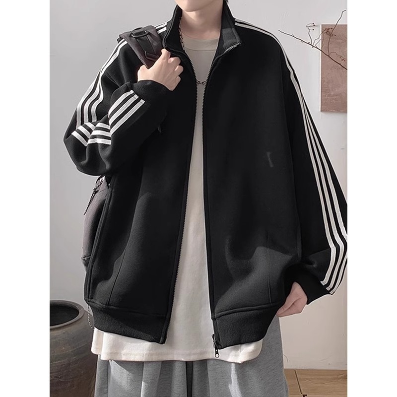 Vīriešu jaka ar trim svītrām, stāvošā apkakle, rāvējslēdzējs priekšā, brīvs griezums, poliesteris