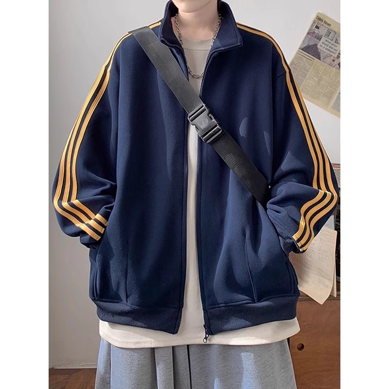 Vīriešu jaka ar trim svītrām, stāvošā apkakle, rāvējslēdzējs priekšā, brīvs griezums, poliesteris