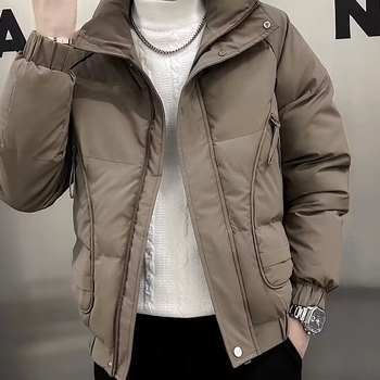 Muški zimski kaput od poliestera s stojećim ovratnikom, zatvaračem, slobodnim krojem, poliesterom za punjenje i trodimenzionalnim džepovima.