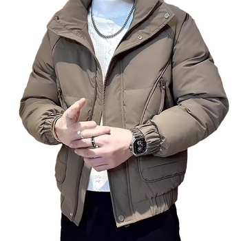 Muški zimski kaput od poliestera s stojećim ovratnikom, zatvaračem, slobodnim krojem, poliesterom za punjenje i trodimenzionalnim džepovima.