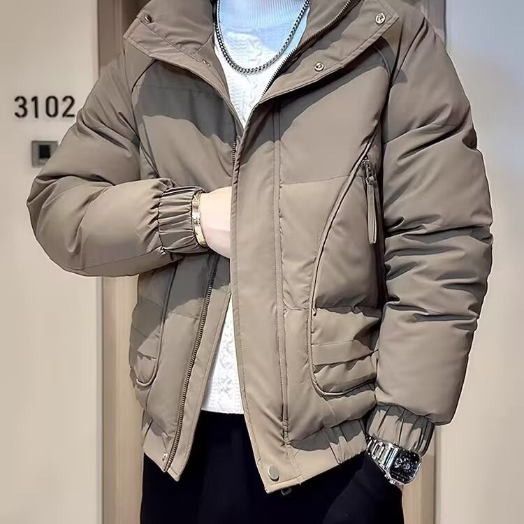 Muški zimski kaput od poliestera s stojećim ovratnikom, zatvaračem, slobodnim krojem, poliesterom za punjenje i trodimenzionalnim džepovima.