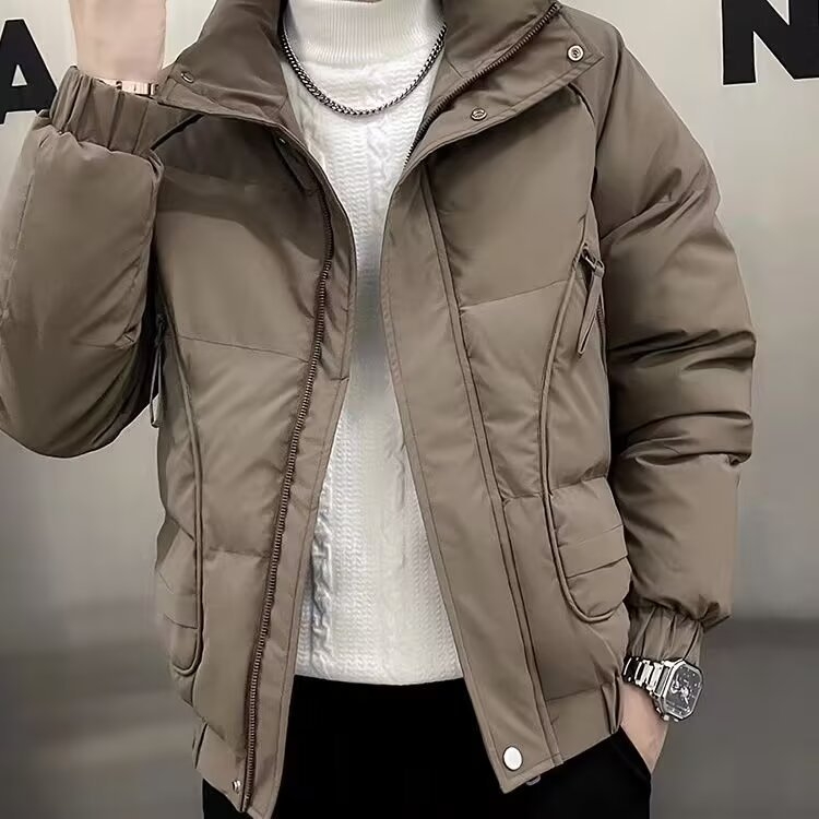 Muški zimski kaput od poliestera s stojećim ovratnikom, zatvaračem, slobodnim krojem, poliesterom za punjenje i trodimenzionalnim džepovima.